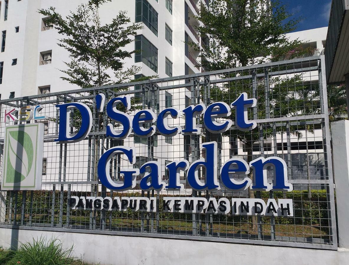 Kempas Indah @ The Secret Garden Homestay Джохор Бахру Екстериор снимка