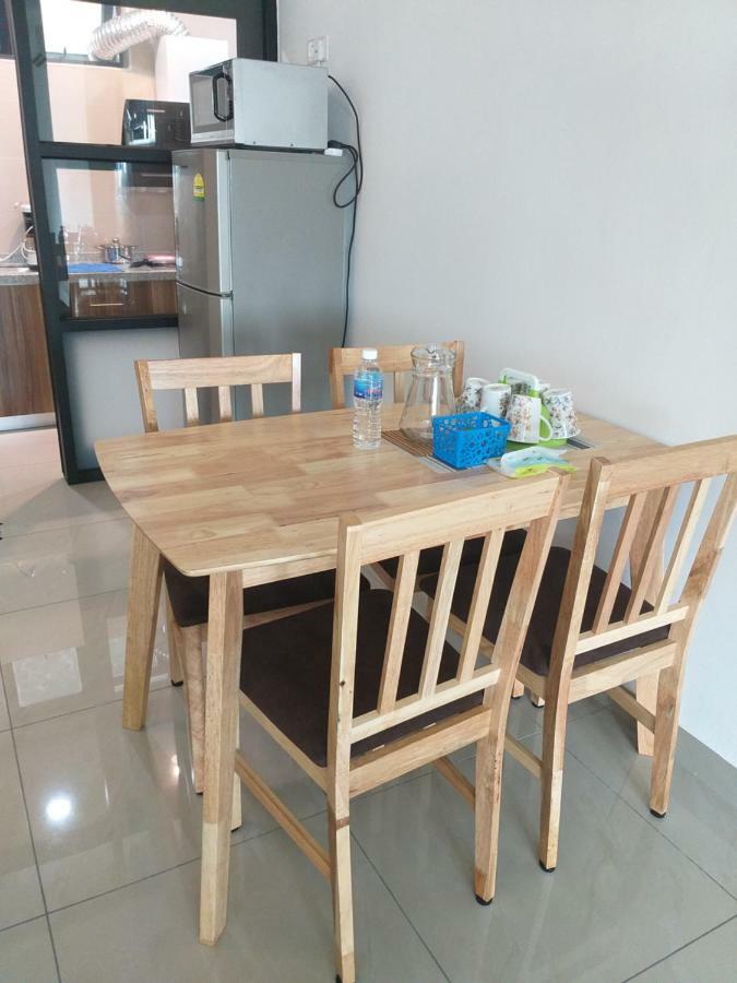 Kempas Indah @ The Secret Garden Homestay Джохор Бахру Екстериор снимка