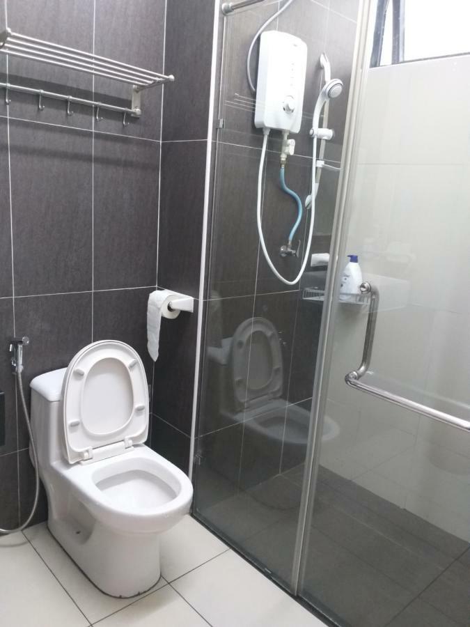 Kempas Indah @ The Secret Garden Homestay Джохор Бахру Екстериор снимка